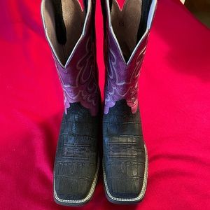 Ariat woman’s cowboy boots 8B, see pictures for measurements.
